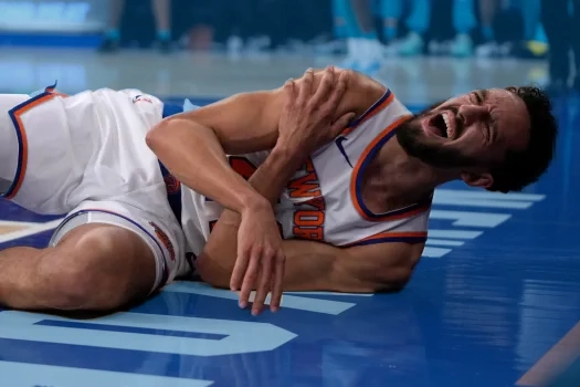 New York Knicks considering reunion with Landry Shamet to fill final roster spot for 2025-26 season.